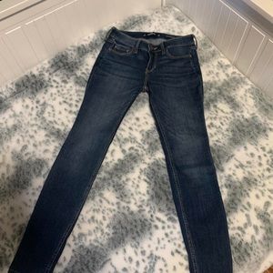 LOW-RISE SUPER SKINNY HOLLISTER JEANS